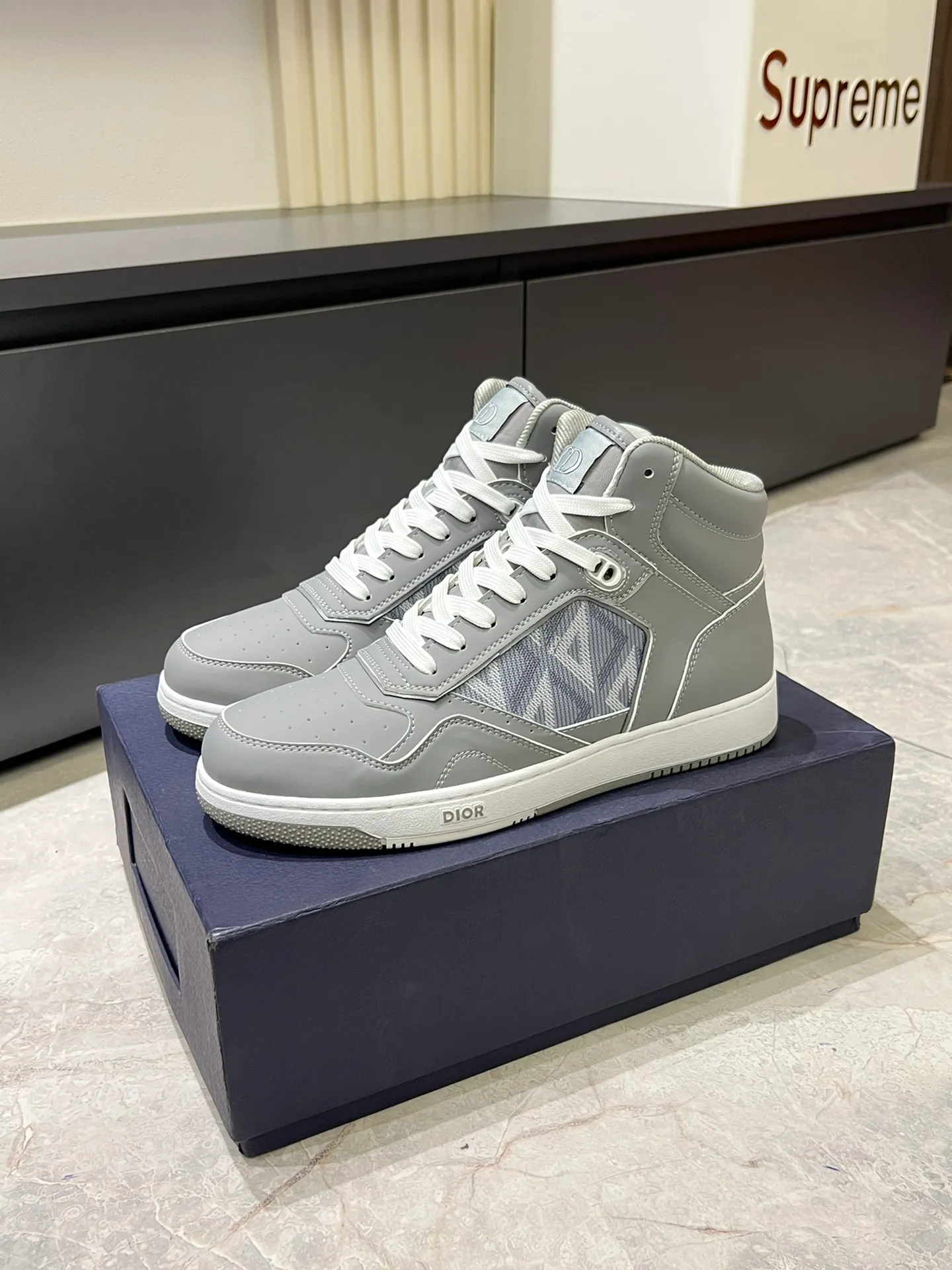 Men's shoes 💰p460 "Dio*" mid-top B27 casual sneakers. This B27 high-top sneaker is a new product in the series and continues Di*r's classic style. Crafted from gray and white smooth calf leather with beige and black Oblique print panels on the sides. The "CD Icon" shaped shoelace eyelets are clever and delicate, and the two-color rubber sole, rear collar and heel are all equipped with the brand's iconic details to enhance the style. Oblique printed straps at the ankle allow for an adjustable fit to complement the overall design. Fashionable and versatile, it can complement any look. Create an exquisite design with unique dynamic vitality and modern atmosphere, presented in low-top and high-top styles. This new must-have shoe adds a new dimension to Dior's archive heritage, embodying modern elegance. Purchase the original version and make it 1:1. If you need top quality, please come to me! Male 38-44!
